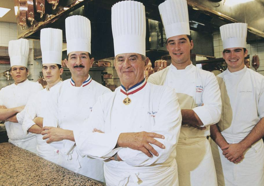 Paul Bocuse et son équipe près à cuisiner les meilleurs plats lyonnais 