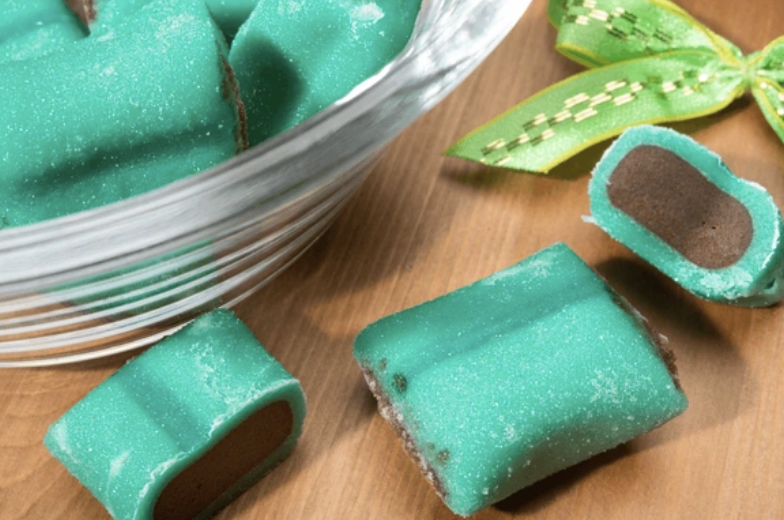 Bonbons verts coussin lyonnais avec intérieur chocolat.