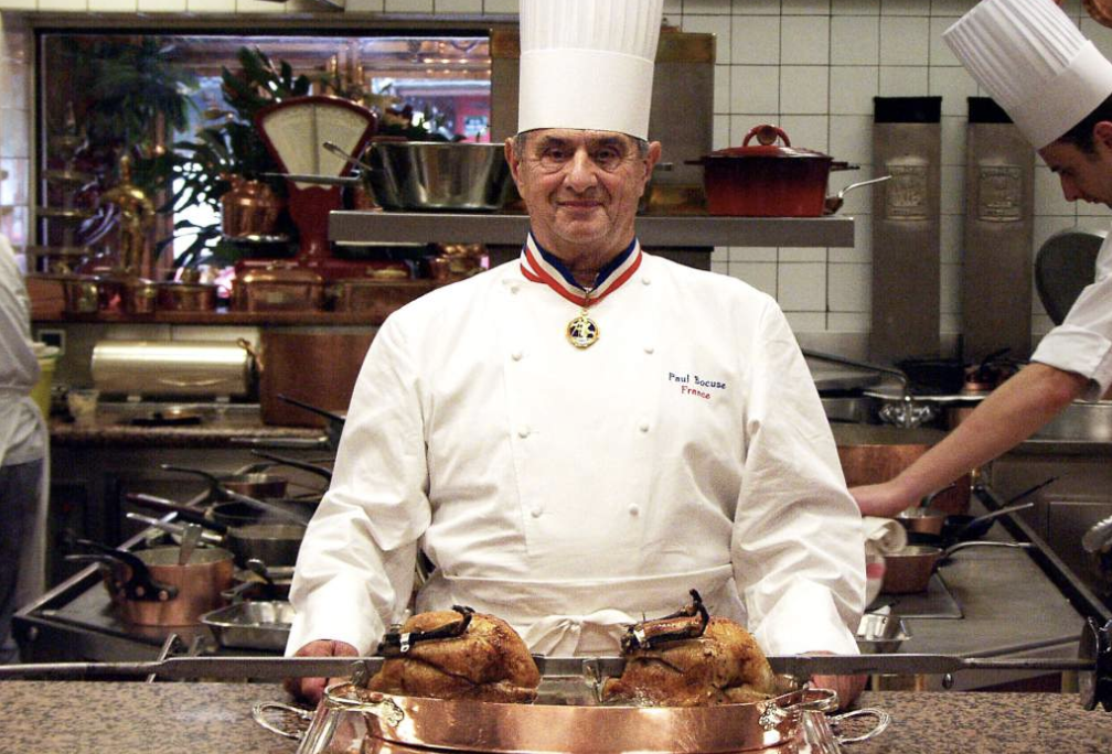 Paul Bocuse, le grand chef lyonnais, parrain de la fromagerie Mère Richard aux Halles de Lyon.
