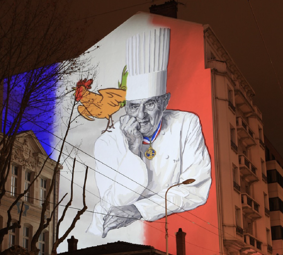 Une représentation de Paul Bocuse, le grand chef lyonnais, sur le mur de lyon lors de la fête des lumière 